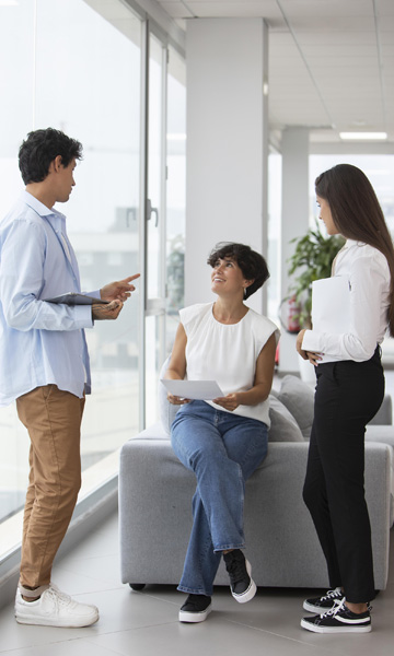 ©FreePik_full-shot-people-discussing-work ©FreePik_full-shot-people-discussing-work