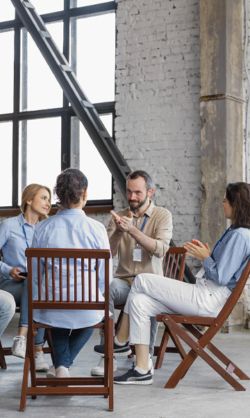 ©FreePik_full-shot-people-group-therapy ©FreePik_full-shot-people-group-therapy