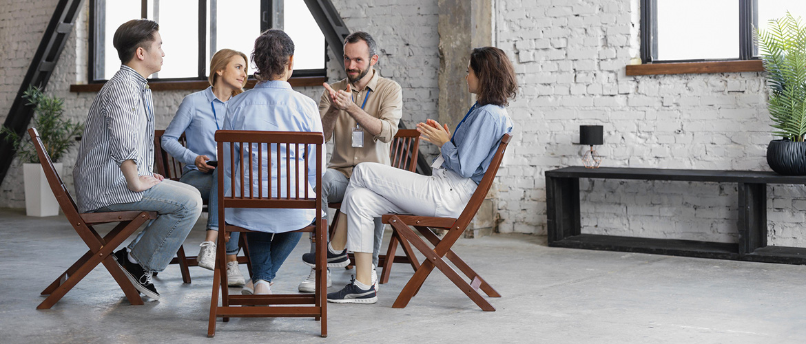 Selbstständig als Lebens- & Sozialberater/in ©FreePik_full-shot-people-group-therapy_1170x500