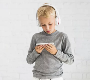 ©BCT-Ein-Beruf-mit-gesellschaftlicher-Bedeutung_little-boy-having-fun-with-smartphone-earphones