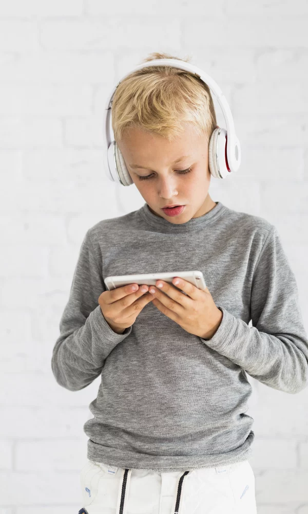 ©BCT-Ein-Beruf-mit-gesellschaftlicher-Bedeutung_little-boy-having-fun-with-smartphone-earphones