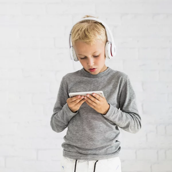 ©BCT-Ein-Beruf-mit-gesellschaftlicher-Bedeutung_little-boy-having-fun-with-smartphone-earphones ©BCT-Ein-Beruf-mit-gesellschaftlicher-Bedeutung_little-boy-having-fun-with-smartphone-earphones