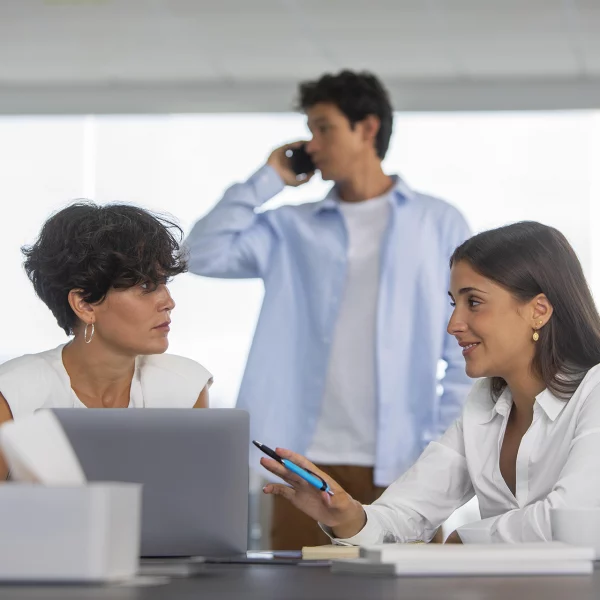 ©FreePik_medium-shot-business-people-with-laptop ©FreePik_medium-shot-business-people-with-laptop