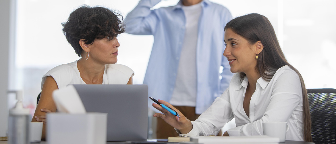 Selbstständig als Business Coach ©FreePik_medium-shot-business-people-with-laptop_1170x500