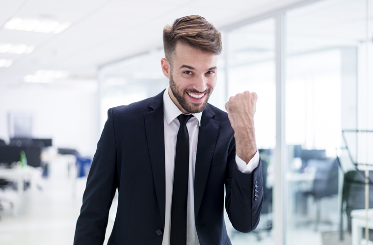 ©FreePik_smiling-elegant-man-with-one-fist-raised_760x500 ©FreePik_smiling-elegant-man-with-one-fist-raised_760x500