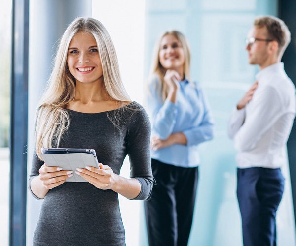 ©FreePik_three-collegues-working-car-showroom_760x500 ©FreePik_three-collegues-working-car-showroom_760x500