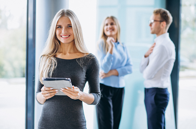 ©FreePik_three-collegues-working-car-showroom_760x500 ©FreePik_three-collegues-working-car-showroom_760x500