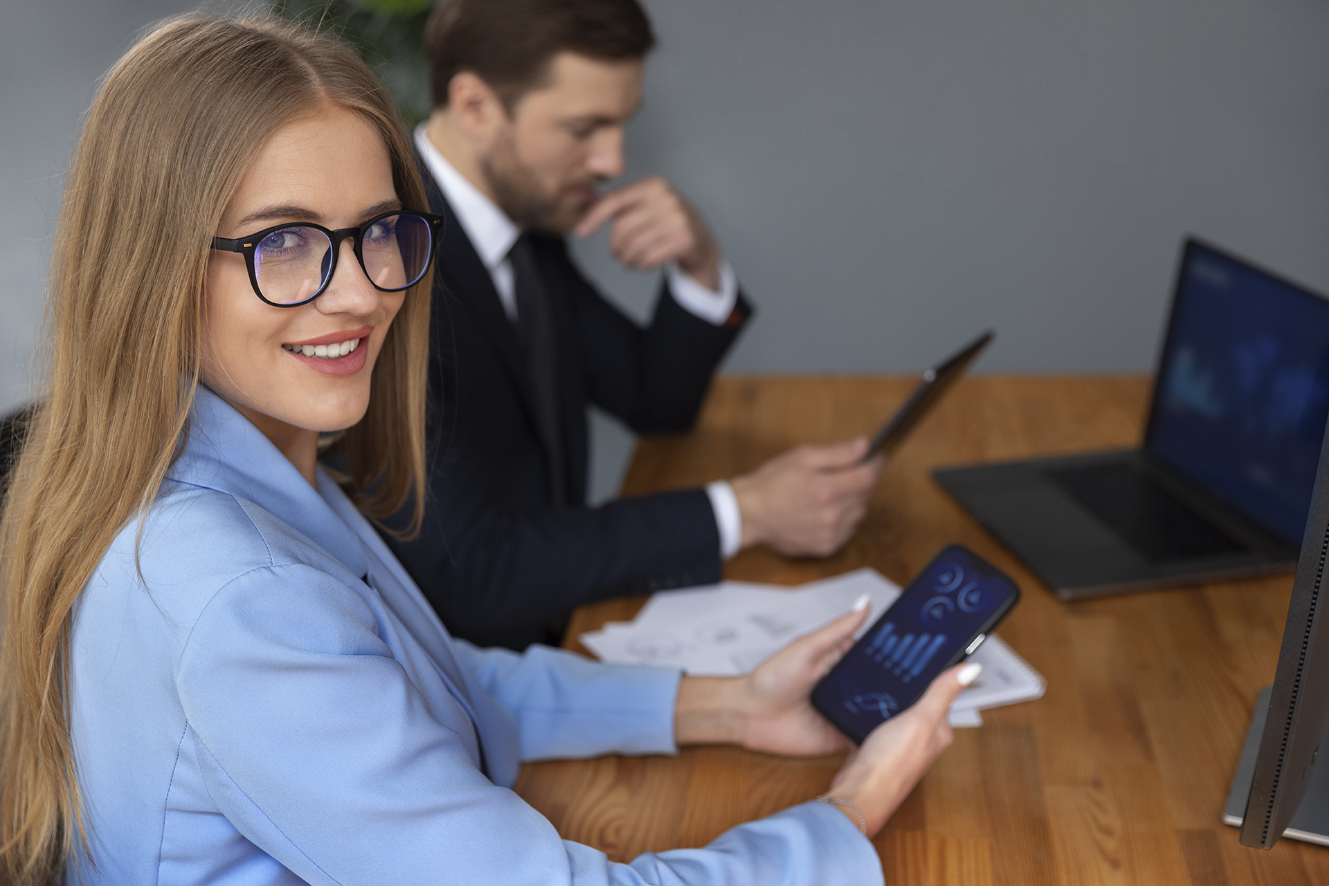 ©Bildungsangebot-BCT_Foto-FreePik_person-looking-finance-graphs ©Bildungsangebot-BCT_Foto-FreePik_person-looking-finance-graphs