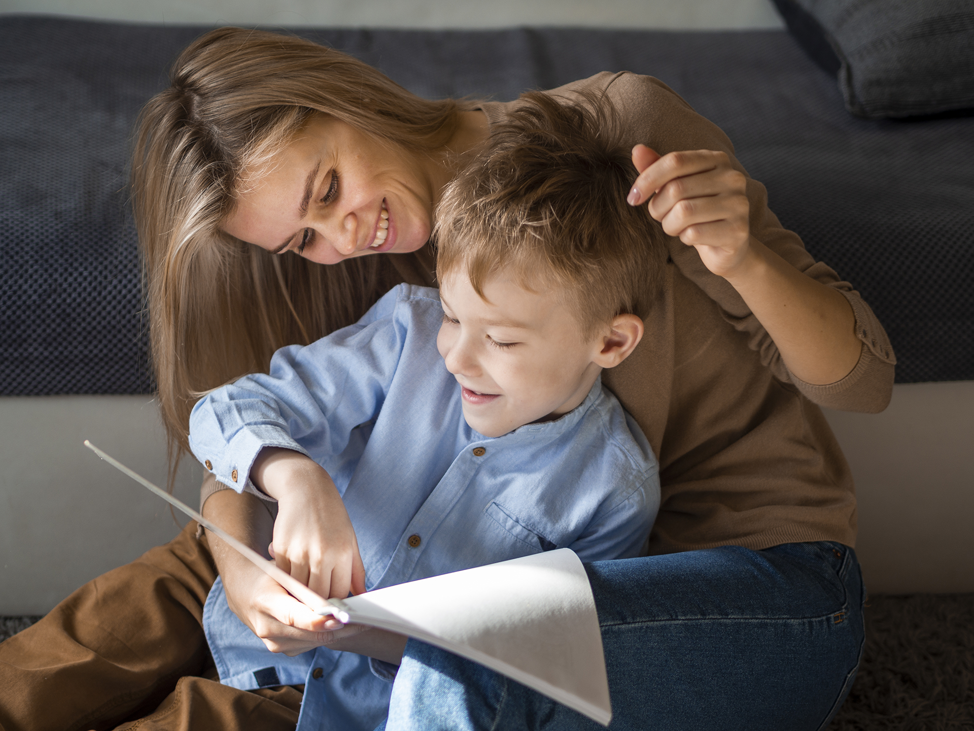 ©BCT-Mit-Hoffnung-in-den-Neubeginn_beautiful-mother-young-boy-together ©BCT-Mit-Hoffnung-in-den-Neubeginn_beautiful-mother-young-boy-together