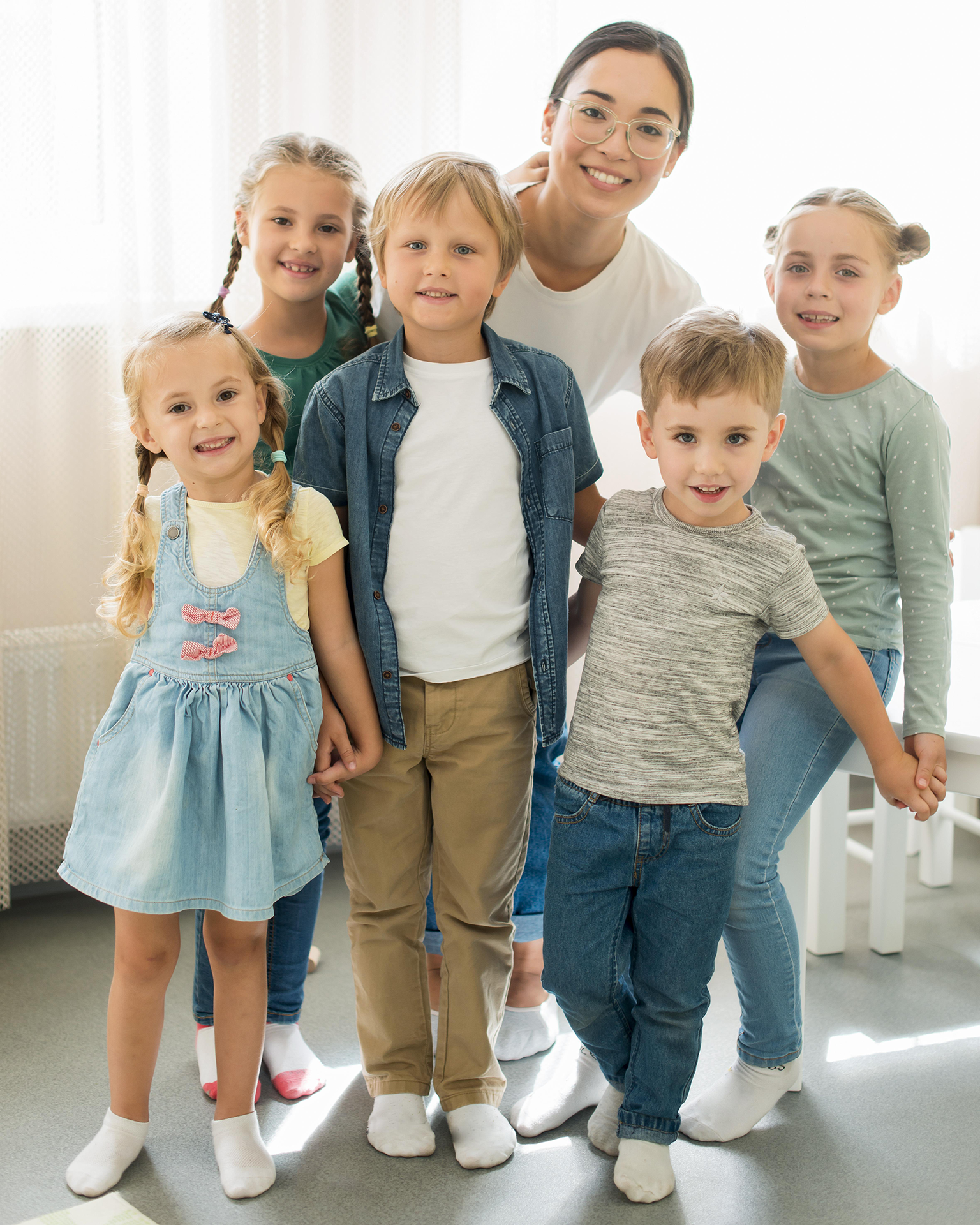 ©BCT-Jung-wild-und-wunderbar_front-view-children-teacher-posing-together ©BCT-Jung-wild-und-wunderbar_front-view-children-teacher-posing-together