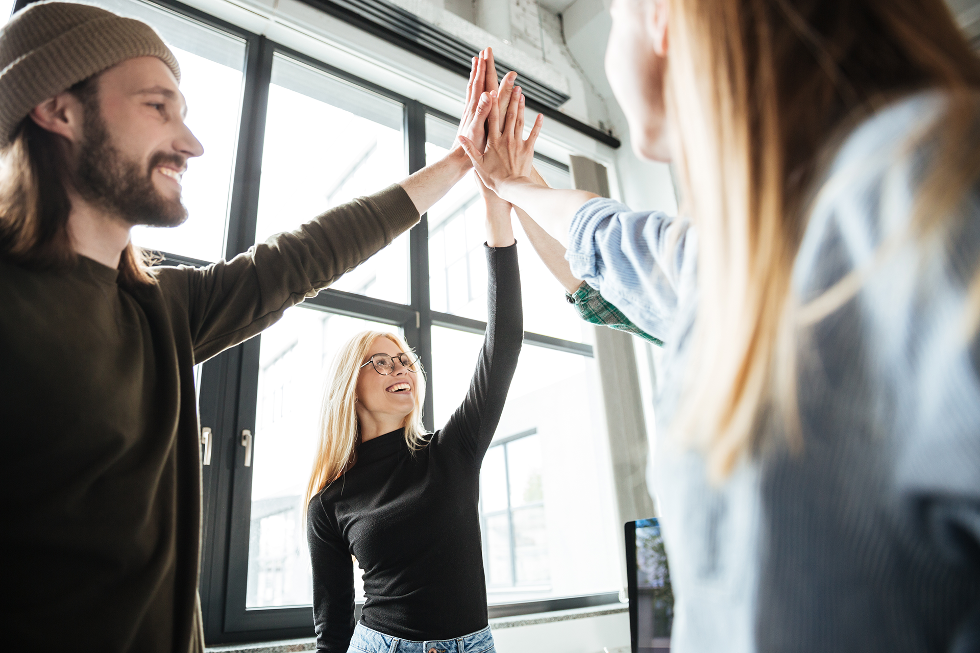 ©BCT-Verkaufspsychologie-happy-colleagues-office-give-high-five-each-other ©BCT-Verkaufspsychologie-happy-colleagues-office-give-high-five-each-other