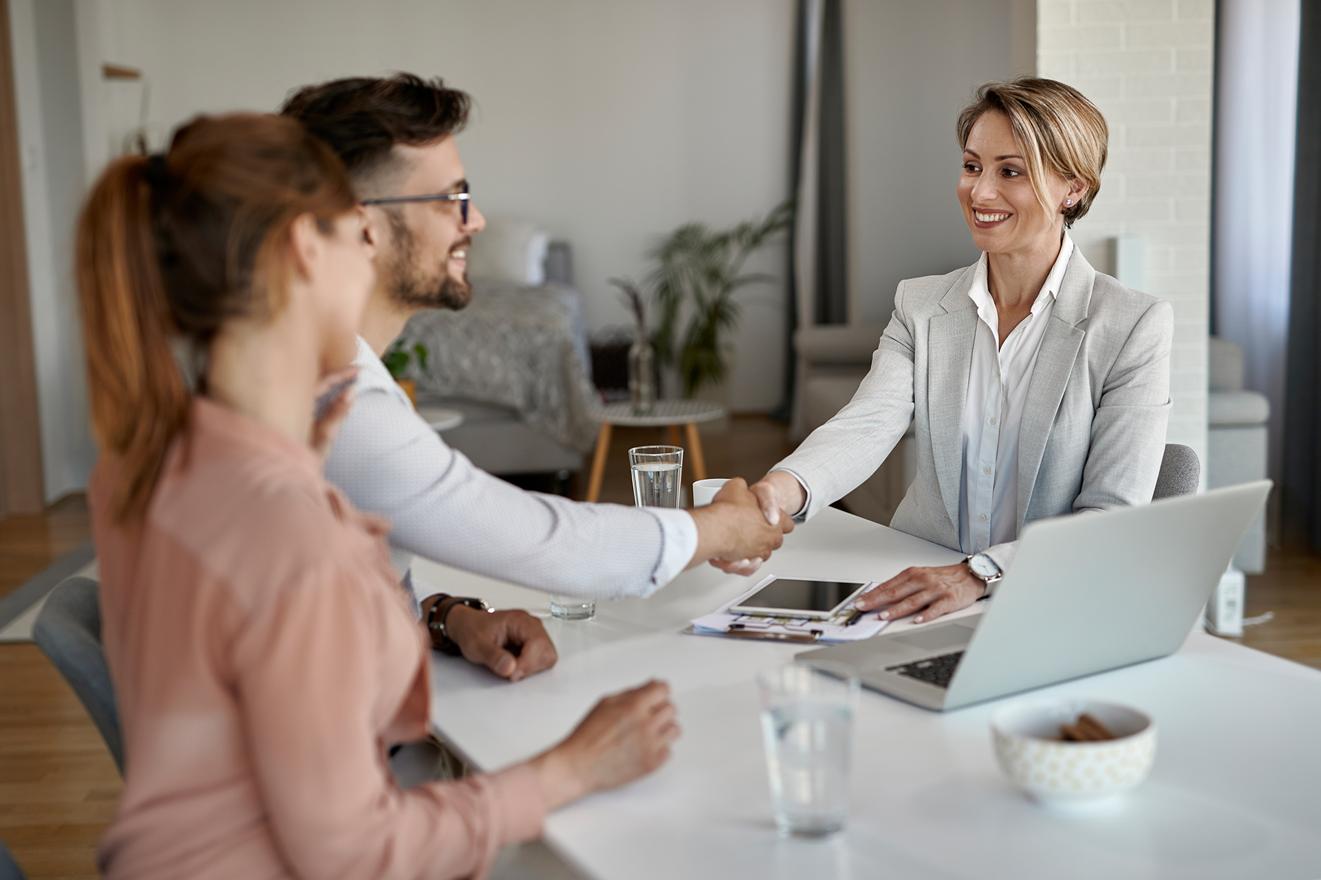©BCT-Mediatorin-Konfliktmanagerin_happy-real-estate-agent-shaking-hands-with-couple-meeting-office ©BCT-Mediatorin-Konfliktmanagerin_happy-real-estate-agent-shaking-hands-with-couple-meeting-office