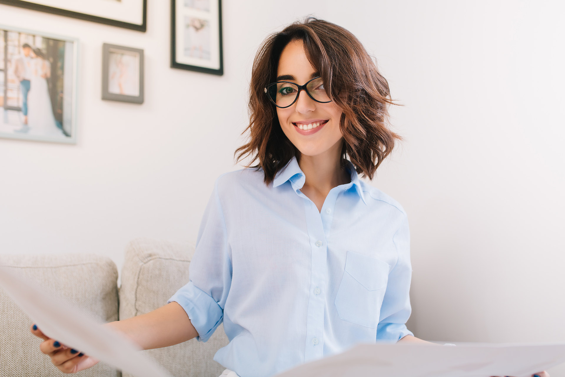 ©BCT-Familie-neu-entdecken_it-is-portrait-brunette-young-girl-sitting-sofa-studio-she-wears-blue-shirt-has-sketches-her-hands-she-is-smiling-camera ©BCT-Familie-neu-entdecken_it-is-portrait-brunette-young-girl-sitting-sofa-studio-she-wears-blue-shirt-has-sketches-her-hands-she-is-smiling-camera