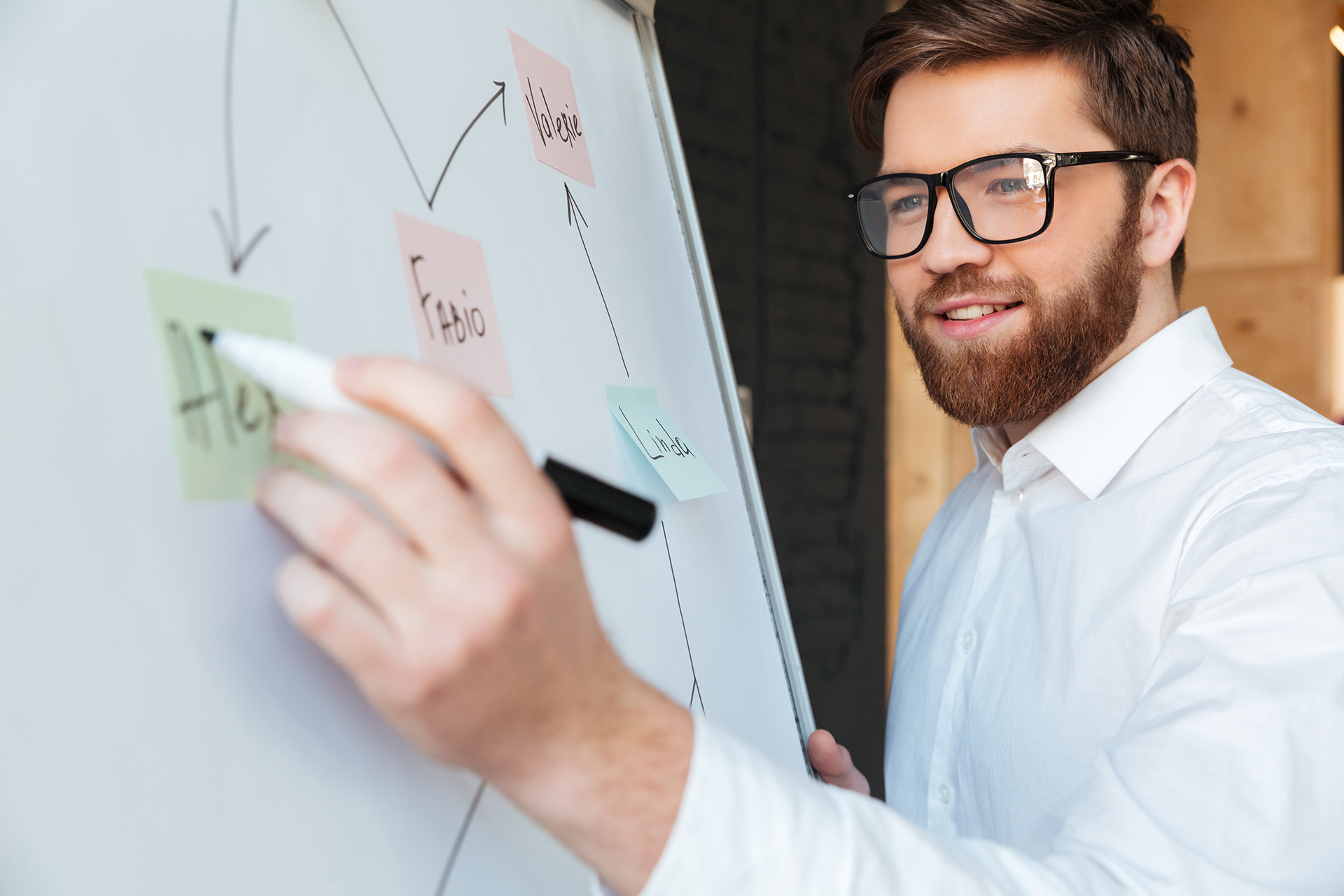 ©BCT-Verkaufspsychologie-netter-junger-geschaftsmann-schreiben-etwas ©BCT-Verkaufspsychologie-netter-junger-geschaftsmann-schreiben-etwas