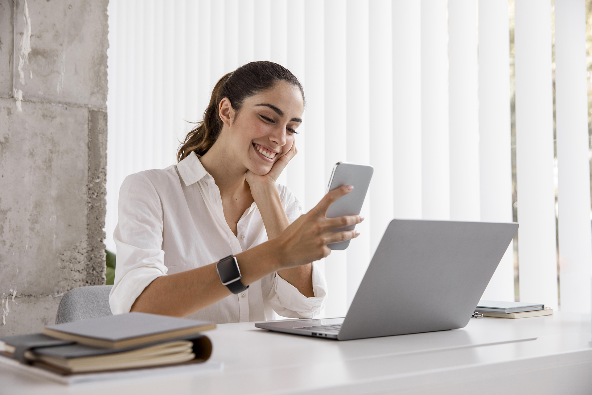 ©BCT-Dipl-Familiencoach_side-view-smiley-businesswoman-with-smartphone-laptop ©BCT-Dipl-Familiencoach_side-view-smiley-businesswoman-with-smartphone-laptop