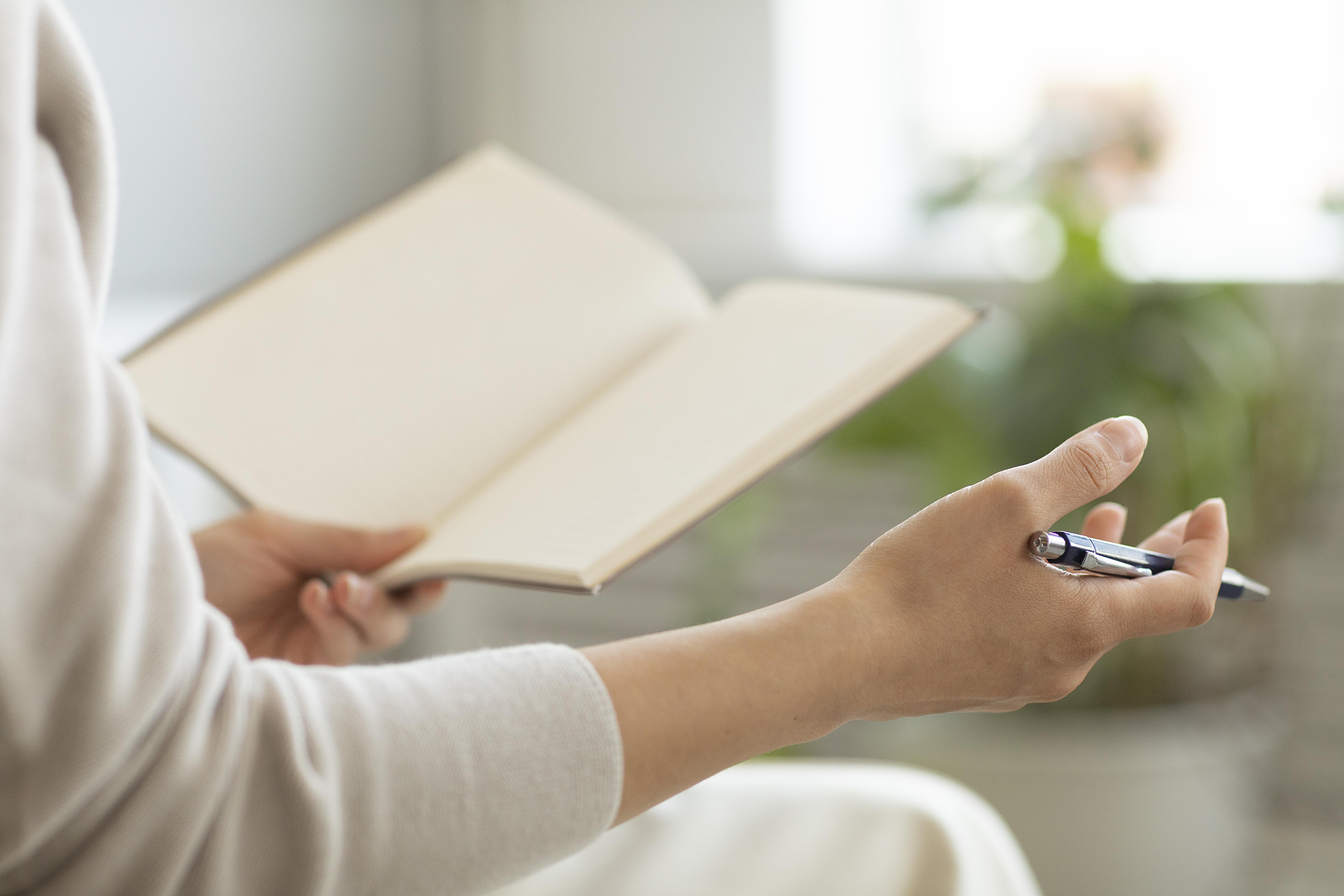 ©BCT-Hypnosecoach_woman-asking-questions-interview-2 ©BCT-Hypnosecoach_woman-asking-questions-interview-2