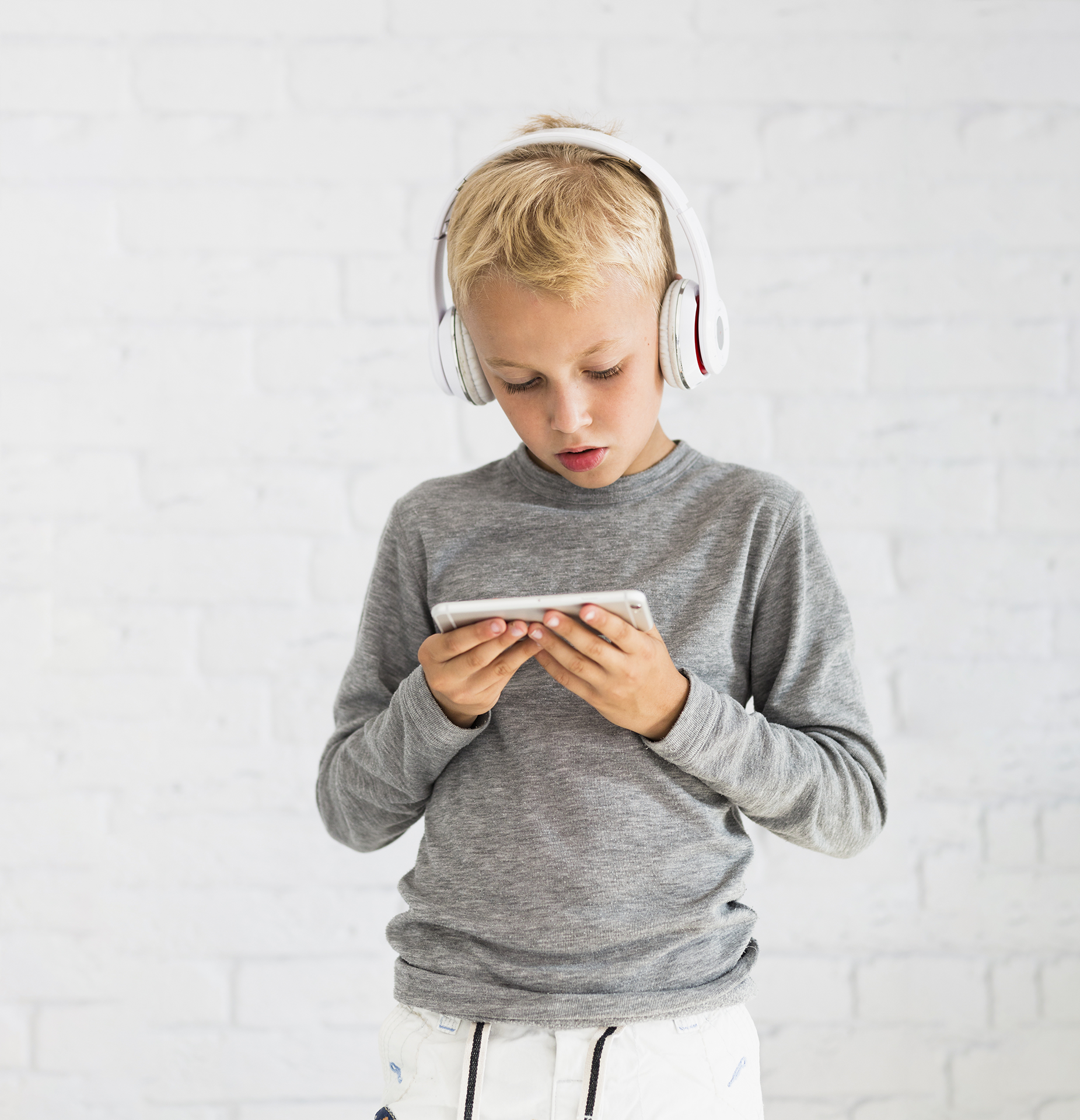 ©FreePik-little-boy-having-fun-with-smartphone-earphones