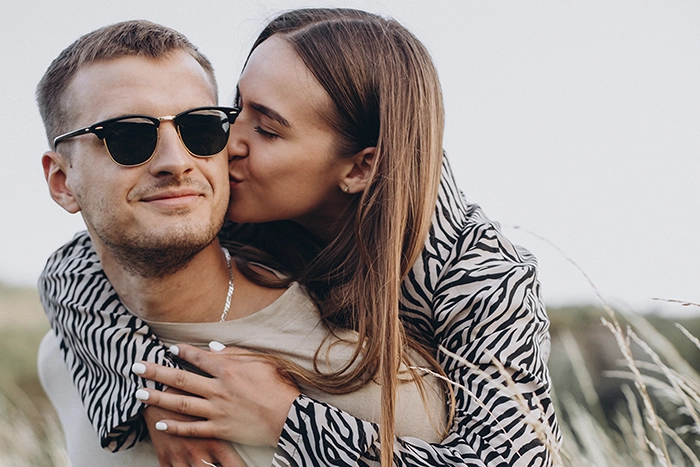 Dipl  Paarberater*in   Beziehungscoach©young couple together meadow 700px