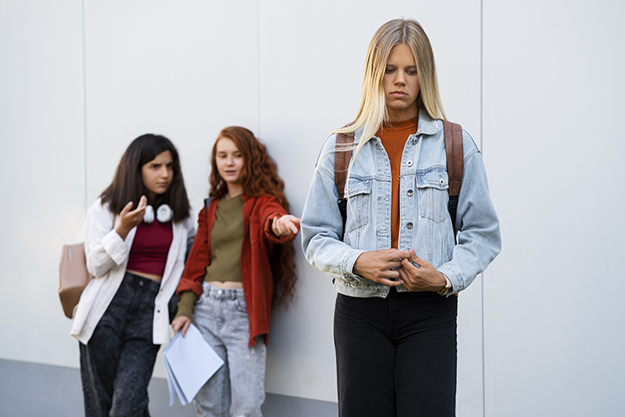 ©FreePik-girl-being-bullied-front-view-700px ©FreePik-girl-being-bullied-front-view-700px