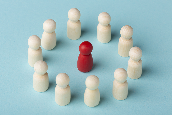 Dipl  Aufstellungsleiter*in©FreePik still life business roles with various pawns 700px