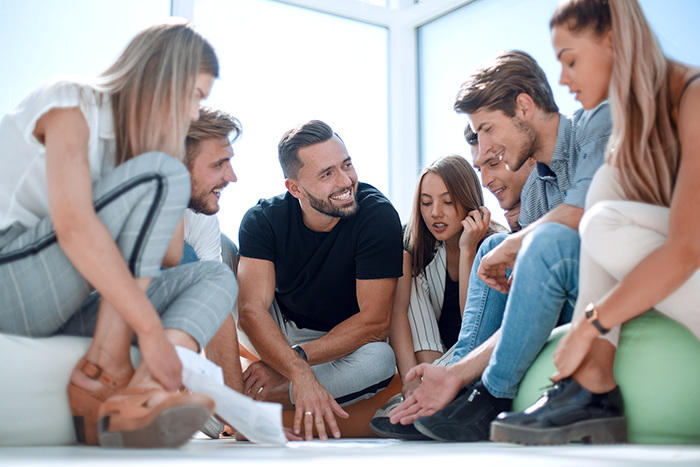 Dipl  Teens Coach©creative business team discusses new ideasthe concept teamwork 700px