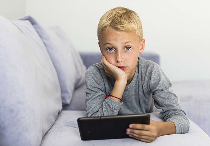 Dipl  Mobbing  & Konflikttrainer*in©little boy having fun with tablet 700px