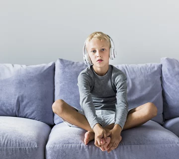 Dipl  Mobbing  & Konflikttrainer*in ©little boy listening music home 700px