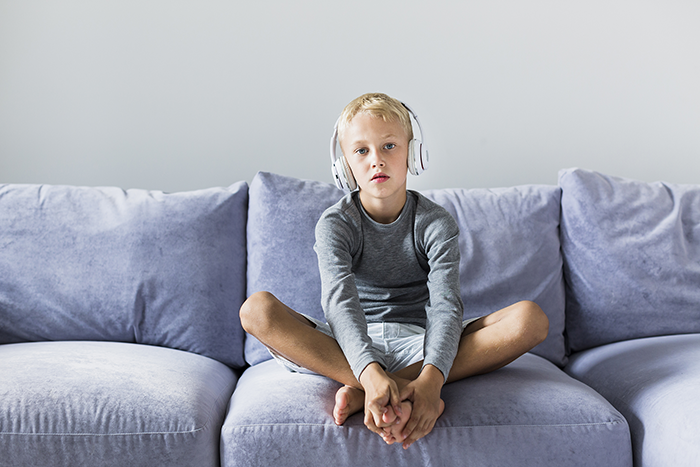 Dipl  Mobbing  & Konflikttrainer*in ©little boy listening music home 700px