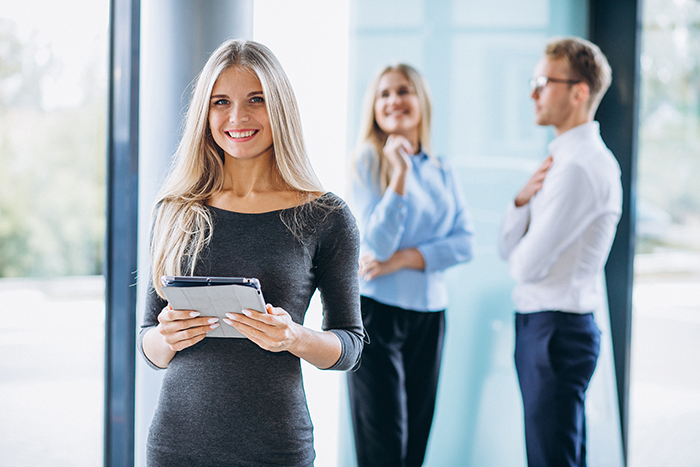 Unser Leitbild©three collegues working car showroom 700px Kopie